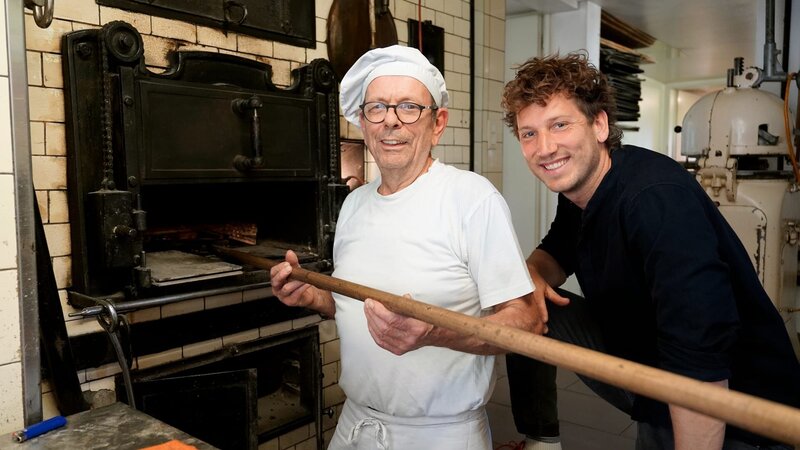 Bäckermeister Christof mit Donat Hofer: Er arbeitet ausschliesslich mit dem Holzofen. – Bild: SRF