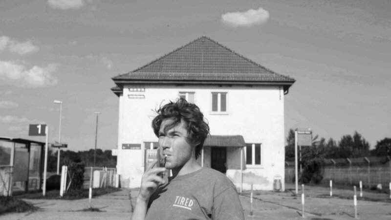 Braucht es erst einen Staat, damit Jonas in Freiheit leben kann? – Bild: BR/​rbb