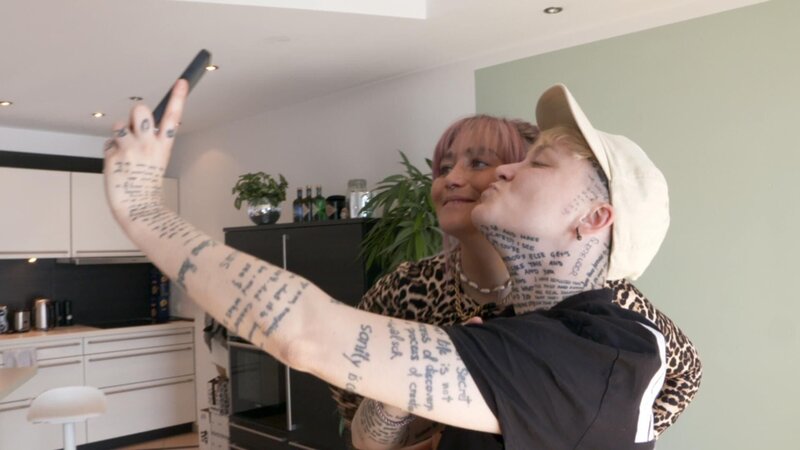 Saskia und Lui lieben nicht exklusiv und kämpfen für Akzeptanz. – Bild: RTL /​ Arriba Media