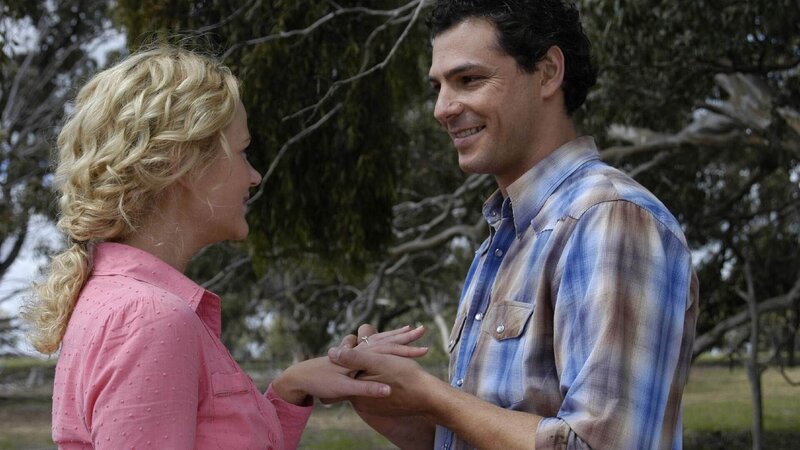 Die Gangster haben erneut einen Killer auf Matt (Jonathon Pasvolsky) angesetzt, deshalb muss er zurück ins Zeugenschutzprogramm. Jodi (Rachael Carpani) trifft eine schwierige Entscheidung, denn wenn sie ihn begleitet, muss sie ihre Freunde und Drovers Run für immer verlassen. – Bild: TVNOW /​ Southern Star