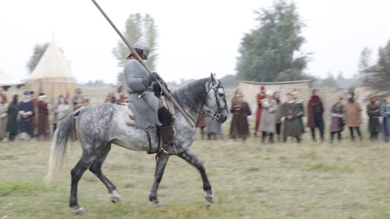 Ein Ritter auf dem Weg zum Buhurt. Bei dieser frühen Turnierform kämpften zwei Reitergruppen in Scheingefechten gegeneinander. Trotz der eigentlich friedlichen Übung wurden bei jedem dieser Turniere viele Ritter und Edelknechte schwer verletzt oder fanden den Tod. – Bild: ZDF und Jiri Skupien