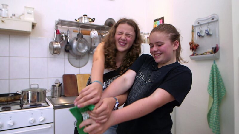 Lotte (li.) kocht Berliner Buletten. – Bild: SWR/​Nordisch Filmproduction