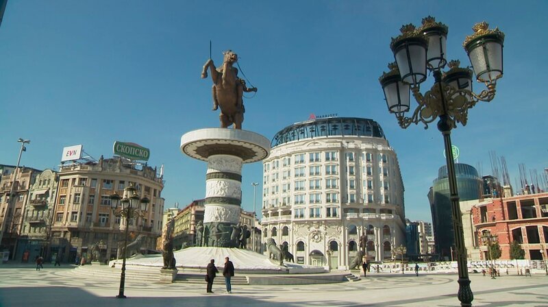 Skopje, die Hauptstadt Mazedoniens besticht durch Monumentalarchitektur und einem Hauch von Orient. Mitten auf dem Hauptplatz trohnt Alexander der Grosse. – Bild: NDR Skopje, die Hauptstadt Mazedoniens besticht durch Monumentalarchitektur und einem Hauch von Orient. Mitten auf dem Hauptplatz trohnt Alexander der Grosse. – Bild: NDR