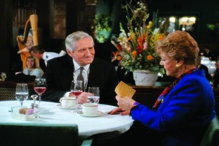 Jessica (Angela Lansbury, r.) ist erstaunt zu hören, dass ihr früherer Verlege Preston Giles (Arthur Hill, l.) auf Bewährung entlassen wurde. Giles saß wegen Mordes hinter Gittern … – Bild: Universal Pictures Lizenzbild frei