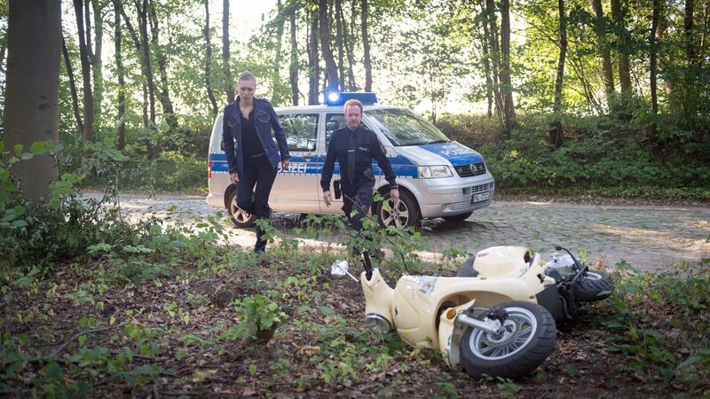 Anneke van der Meer (Isabel Berghout) und Timmermann (Mathias Junge) finden an einem einsamen Waldweg Ellas Motoroller. Sie muss hier in der Nähe entführt worden sein. – Bild: ZDF
