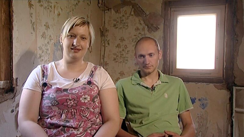 Maik und Denise ziehen mit ihrer Tochter in das Haus von Denises Großeltern. – Bild: RTLZWEI