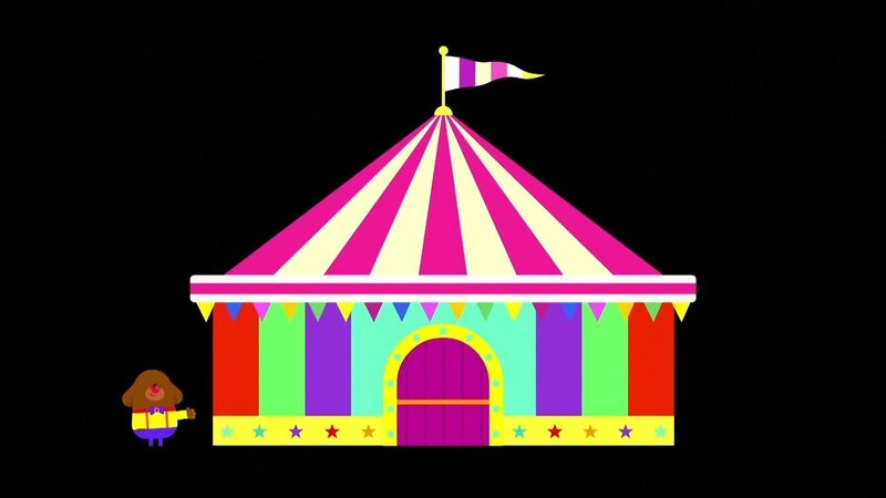 Duggee und die Quirlies entdecken einen Flohzirkus. – Bild: WDR/​Die Sendung mit dem Elefanten