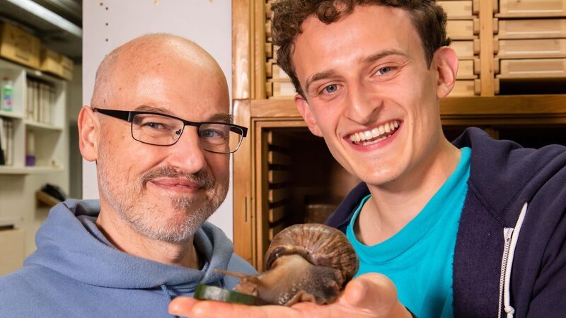 Schneckenforscher Michi und Julian – Bild: BR/​megaherz gmbh/​Hans-Florian Hopfner