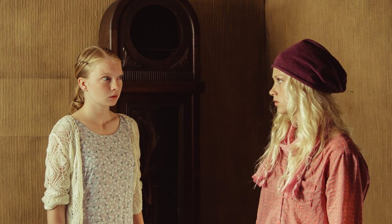 Charlie (Sinje Irslinger, rechts) beichtet Dajana (Stephanie Amarell), dass sie Lore das Foto gezeigt hat. – Bild: WDR/​Andrea Hansen