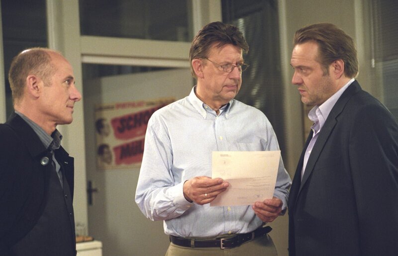 Die Ermittlungen führen Kripochef Joe Hoffer (Jörg Gudzuhn, M.) und Dr. Robert Kolmaar (Ulrich Mühe, l.) zu Oberstaatsanwalt Koerner (Jan Gregor Kremp, r.) … – Bild: ZDF