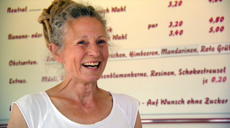 Sie hat schon Kultstatus auf der Insel: Seit fast 40 Jahren verkauft Beate Lübbert ihren hausgemachten Quark mitten auf dem Marktplatz am Südstrand von Fehmarn – dem Hotspot der Insel. – Bild: NDR