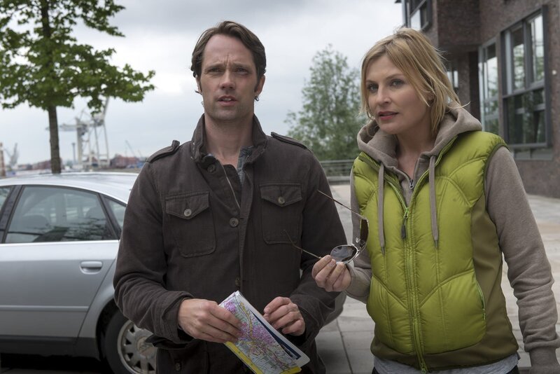 Melanie (Sana Englund, r.) und Mattes (Matthias Schloo, l.) sind undercover im Einsatz, um die Lösegeldübergabe überwachen zu können. – Bild: ZDF und Boris Laewen/​Boris Laewen