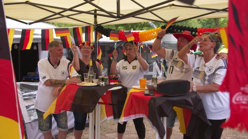 Die Fingerhuths und deren Freunde im Fußballfieber: Während die Männer versuchen, Probleme mit dem TV-Empfang zu lösen, sind die Frauen für den Grill verantwortlich. Die Männer freuen sich auf leckere Steaks, die Frauen haben anderes vor … – Bild: RTLZWEI, Story House Productions