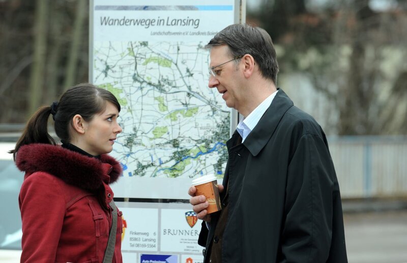 Nina versucht ihrem Onkel zu helfen und ist auf der Suche nach Zeugen. Von links: Nina Kreutzer (Andrea Schmitt) und Apotheker Meier (Ulrich Boris Pöppl). – Bild: BR/​Marco Orlando Pichler