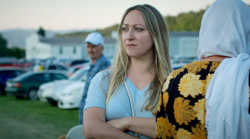 Alisa kehrt 30 Jahre nach dem Massaker in Srebrenica mit den Videoaufzeichnungen ihres Vaters in ihre alte Heimat zurück. Alisa war damals neun Jahre alt und Tochter einer Serbin und eines muslimischen Bosniers. – Bild: rbb/Paolo Pisacane/DOCDAYS Alisa kehrt 30 Jahre nach dem Massaker in Srebrenica mit den Videoaufzeichnungen ihres Vaters in ihre alte Heimat zurück. Alisa war damals neun Jahre alt und Tochter einer Serbin und eines muslimischen Bosniers. – Bild: rbb/Paolo Pisacane/DOCDAYS