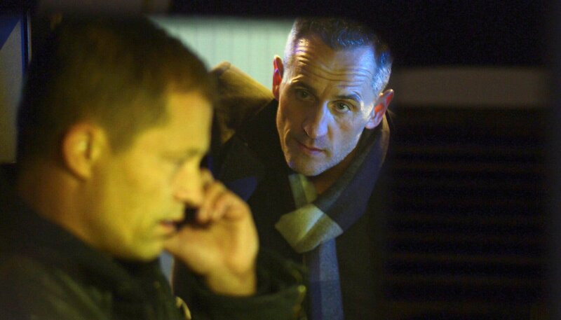 NDR Fernsehen TATORT, „Willkommen in Hamburg“, am Samstag um 20:15 Uhr. Nick Tschiller (Til Schweiger) am Telfonieren mit seiner Tochter. Petretti (Tim Wilde) will ihn zur Rede stellen. – Bild: NDR/​Marion von der Mehden