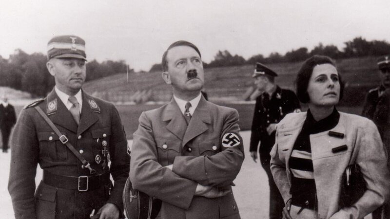 Adolf Hitler (mi.) – Bild: Spiegel Geschichte