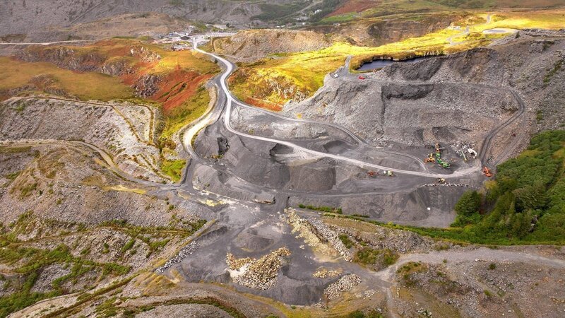 Schon seit der Römerzeit wird Schiefer für Dachschindeln in dieser Region abgebaut. – Bild: ZDF