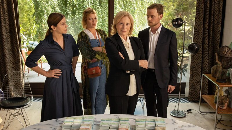 Carla hat ihren Kindern als Mutter gekündigt. Die sind davon völlig überrascht, empört und entsetzt. Von links: Rita (Ulrike C. Tscharre), Doro (Jördis Triebel), Carla (Maren Kroymann) und Phillipp Michelsen (Stefan Konarske). – Bild: ZDF