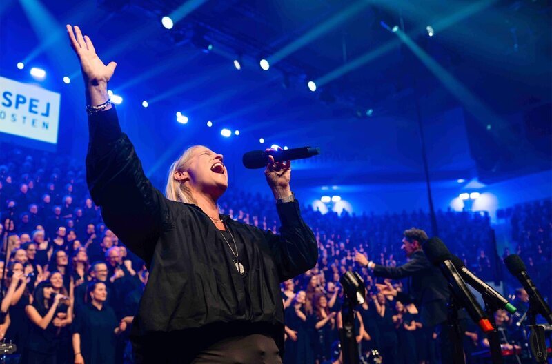 Musik verbindet: „United by Gospel“ mit Chören aus der Schweiz und Chile in der MHP Arena Ludwigsburg. – Bild: SWR/​Ludmilla Parsyak