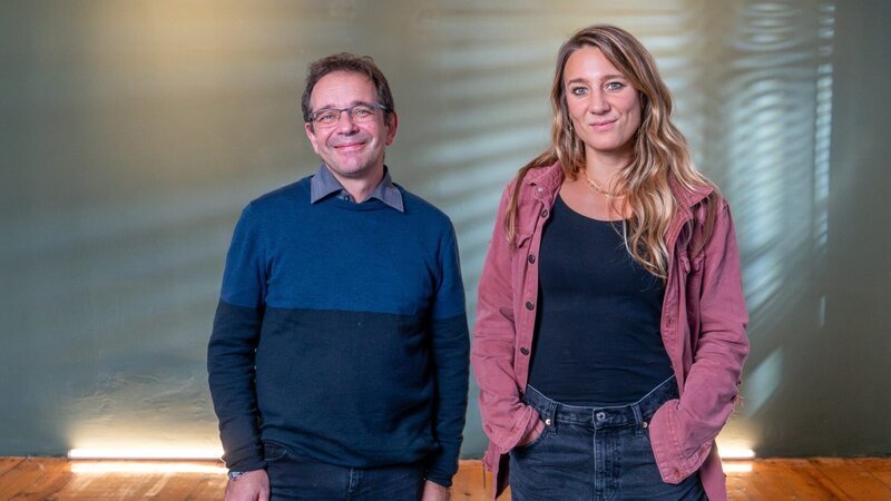 Jasmina Neudecker (r.) spricht mit Dr. Gallus Bischof (l.) über die sozialen Folgen einer Suchterkrankung. – Bild: Dave Powell /​ ZDF