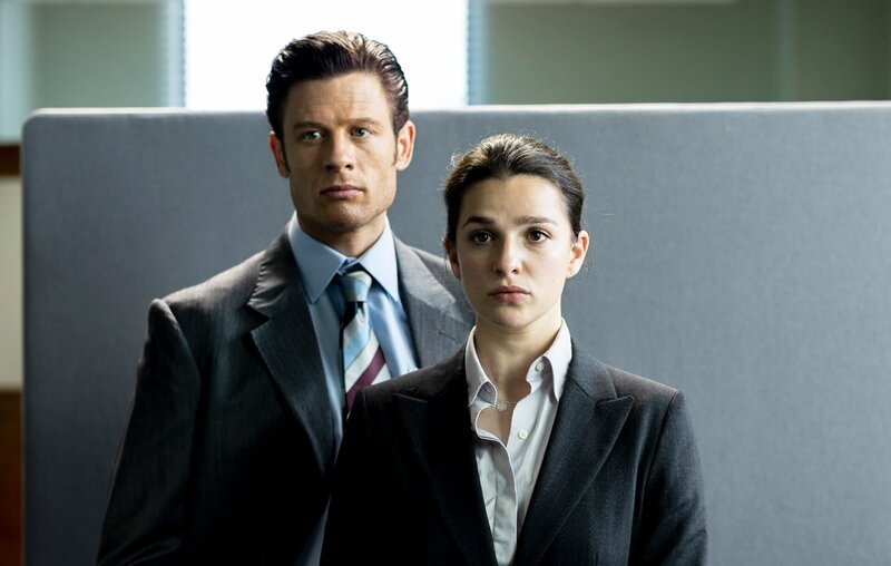 Um ein Gemeinschaftskonto von ihm und Alice aufzulösen, gibt Robert (James Norton, l.) Sophie (Marisa Abela, r.) als Alice aus. – Bild: ZDF Um ein Gemeinschaftskonto von ihm und Alice aufzulösen, gibt Robert (James Norton, l.) Sophie (Marisa Abela, r.) als Alice aus. – Bild: ZDF