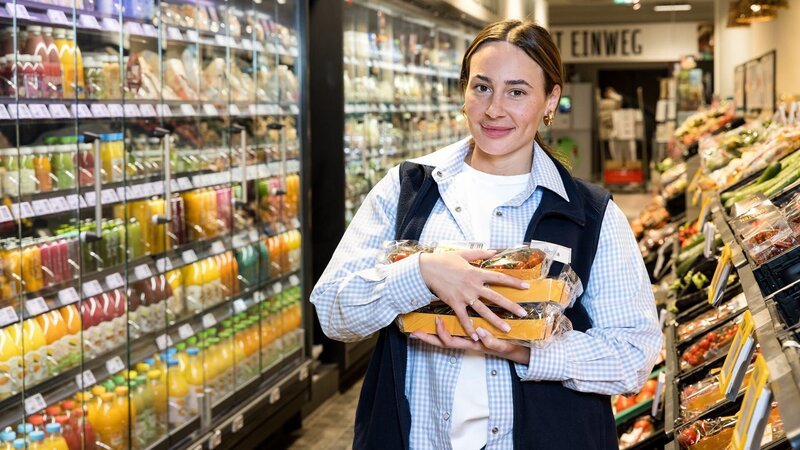 Startschuss im Supermarkt: Alessia Herren legt los. – Bild: RTLZWEI