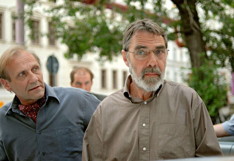 Prof. Baumgart (Gunter Schoß, rechts) und Dr. Chemnitz (Klaus Kranzkowski) rätseln, wo sich der entlaufene Schimpanse Ringo aufhalten könnte. – Bild: BR/​ARD/​Christa Köfer