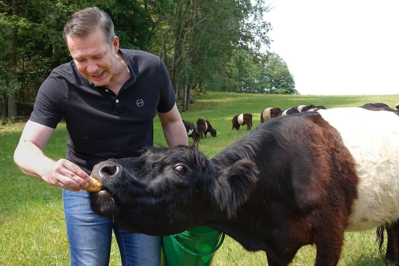 Alexander Herrmann mit Hans Heldrich und seinen Galloway-Rindern auf der Weide in Edelsfeld im Landkreis Amberg-Sulzbach in der Oberpfalz. – Bild: BR/​Jürgen Endriß