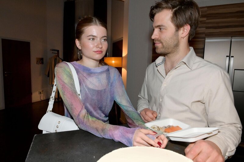 Johanna (Charlott Reschke) erklärt Julian (Onno Buß), dass ihr die Freundschaft zu Jonas ziemlich wichtig ist. – Bild: RTL /​ Rolf Baumgartner