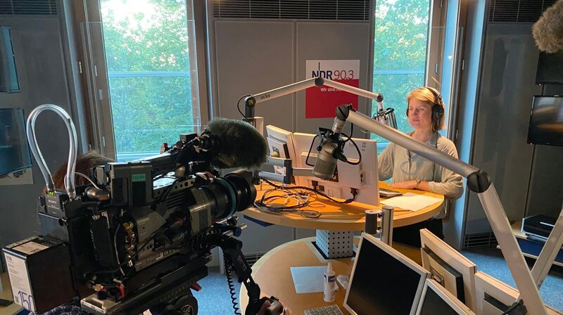 Nachrichtenmoderatorin Tanja Richter bei der Sendung – Bild: NDR/Björn Platz Nachrichtenmoderatorin Tanja Richter bei der Sendung – Bild: NDR/Björn Platz