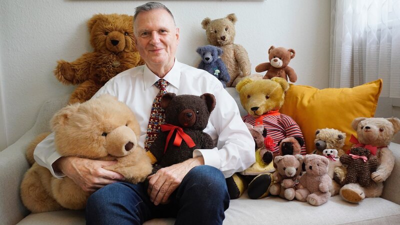 Dieter Bornemann, Pensionierter Bankkaufmann, 70 jährig, lebt mit Teddy-Bären zusammen. – Bild: SRF
