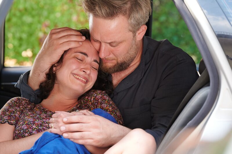 Zeynep (Miriam Ohlmeyer) und Max (Fatoni) sind erleichtert: Mitten im Stau hat ihre Tochter Greta das Licht der Welt erblickt. – Bild: ZDF