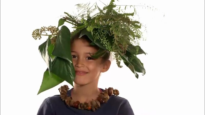 So kann ein Kopfschmuck mit vielen Sachen aus dem Wald aussehen. – Bild: WDR/​Die Sendung mit dem Elefanten