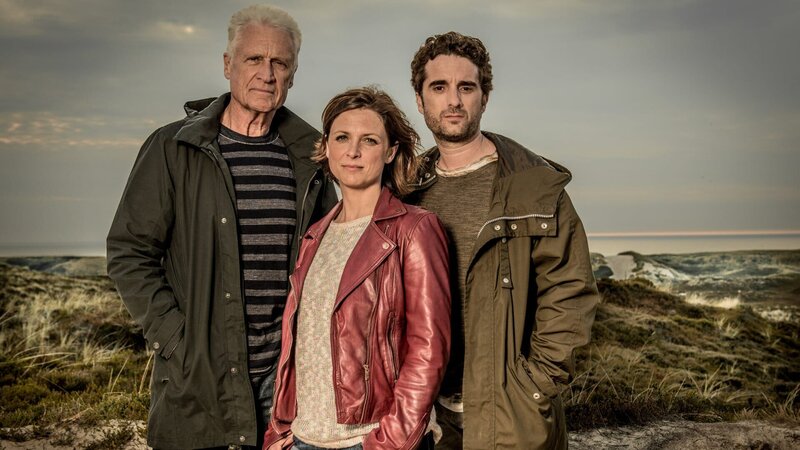 Sein letzter Fall führt Theo Clüver (Robert Atzorn, l.) zusammen mit Ina Behrendsen (Julia Brendler) und Hinnerk Feldmann (Oliver Wnuk, r.) in die Sylter Immobilienszene. Bei einer Hausbesichtigung finden die Kinder der Kaufinteressenten die Leiche des Verkäufers im Gartenhaus, was den Verkauf der Immobilie unmöglich macht. Die Immobilienmaklerin gerät unter Druck. – Bild: ZDF