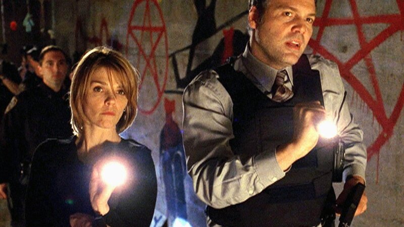 Eames (Kathryn Erbe) und Goren (Vincent D’Onofrio) folgen einem Mörder bis in die New Yorker Kanalisation. – Bild: MG RTL D