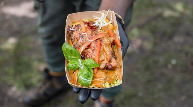 Grilled chicken mit Domoda-Sauce. – Bild: 3sat