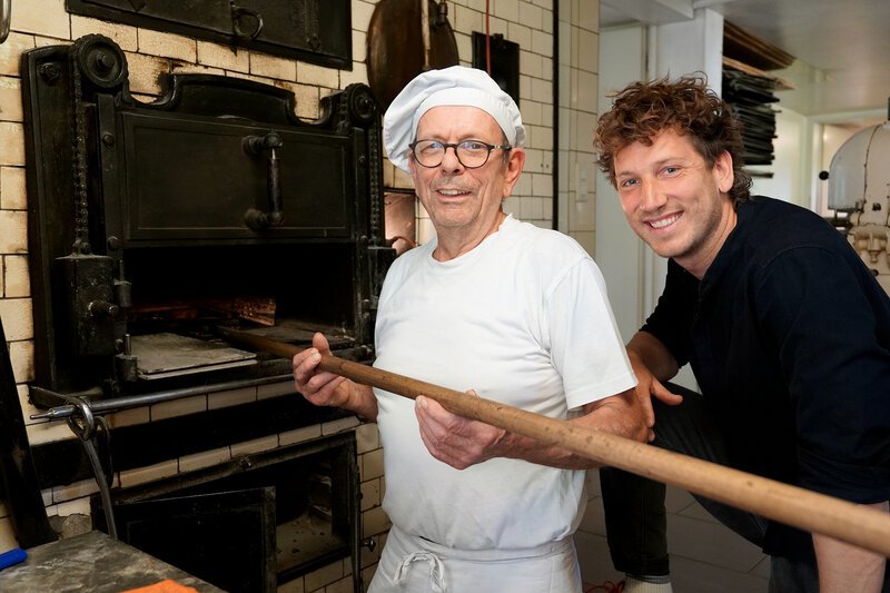 Reporter Spezial - Donat auf Achse Von Sexualbegleitung, Tattoos und Jodeln Folge 3 Er arbeitet ausschliesslich mit dem Holzofen. – Bild: SRF Reporter Spezial - Donat auf Achse Von Sexualbegleitung, Tattoos und Jodeln Folge 3 Er arbeitet ausschliesslich mit dem Holzofen. – Bild: SRF