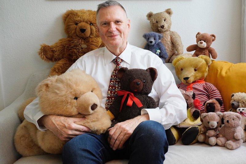 Reporter Spezial - Donat auf Achse Von Depressionen, Naturgefahren und Teddybären Folge 4 Dieter Bornemann, Pensionierter Bankkaufmann, 70 jährig, lebt mit Teddy-Bären zusammen. – Bild: SRF Reporter Spezial - Donat auf Achse Von Depressionen, Naturgefahren und Teddybären Folge 4 Dieter Bornemann, Pensionierter Bankkaufmann, 70 jährig, lebt mit Teddy-Bären zusammen. – Bild: SRF
