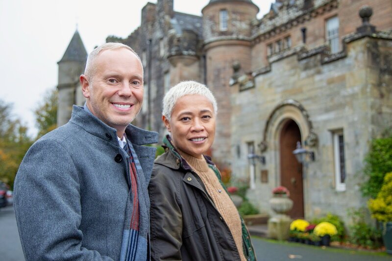 Amazing Hotels – Glenapp Castle, Schottland Diie Moderatoren Rob Rinder und Monica Galetti vor Glenapp Castle, Schottland – Bild: SRF/​BBC Studios