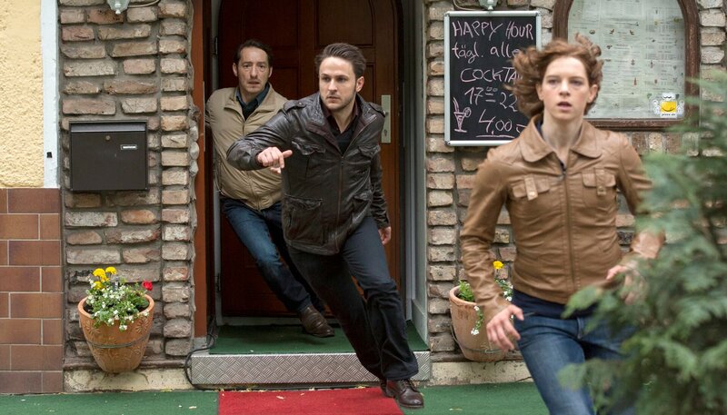 Ein Schuss ist gefallen. Stark (Boris Aljinovic, links), sein Kollege Oleg (Dimitrij Schaad, Mitte) und seine Kollegin Maria (Anjorka Strechel) laufen dem Täter hinterher. – Bild: rbb/​Frédéric Batier