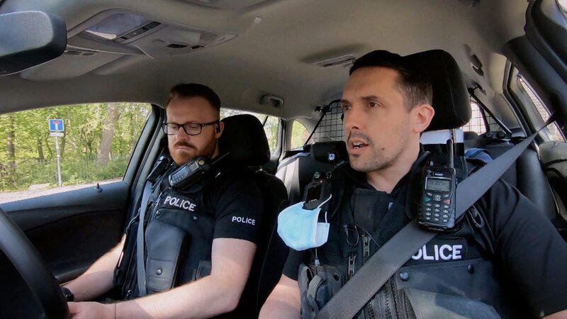 Polizeibeamte, die ein gestohlenes Fahrzeug aufspüren, haben keine leichte Aufgabe. – Bild: Warner Bros. Discovery