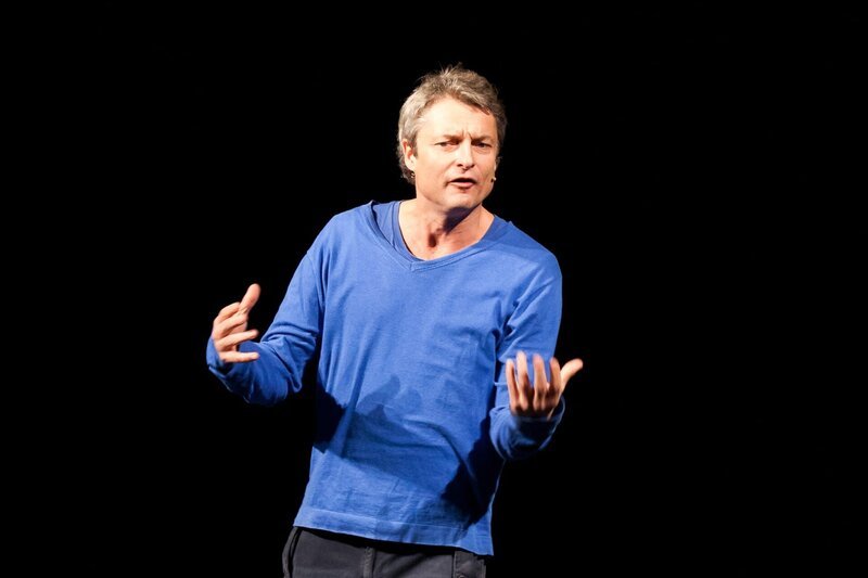 Comedian Alfred Dorfer performs live on stage at Orpheum. – Bild: Getty Images /​ Sebastian Patter /​ Redferns