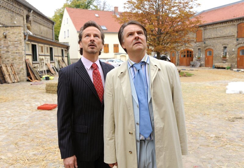 MDR Fernsehen DIE STEIN II. STAFFEL FOLGE 20, „Schein und Sein“, am Sonntag (16.11.14) um 13:10 Uhr. Alexander Fumetti (David C. Bunners, l.) zeigt Investor Manfred Renner (Klaus Schreiber, r.) den Reiterhof. Überall liegt Gerümpel und Unrat. – Bild: MDR/​Claudius Pflug