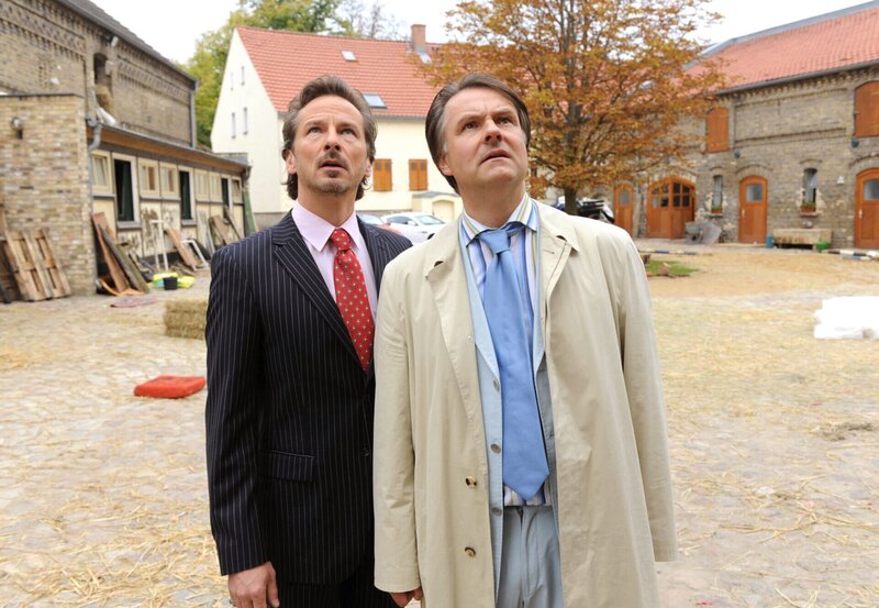 MDR Fernsehen DIE STEIN II. STAFFEL FOLGE 20, „Schein und Sein“, am Sonntag (16.11.14) um 13:10 Uhr. Alexander Fumetti (David C. Bunners, l.) zeigt Investor Manfred Renner (Klaus Schreiber, r.) den Reiterhof. Überall liegt Gerümpel und Unrat. – Bild: MDR/​Claudius Pflug