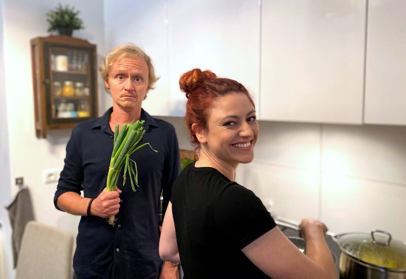 Tahnee kocht für ihren Übernachtungsgast Pierre M. Krause – Bild: SWR/​Encanto GmbH