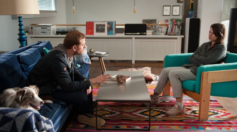 Paul (Christoph Schechinger) sucht das Gespräch mit Natalie (Julia Hartmann). – Bild: ARD Degeto/​Britta Krehl