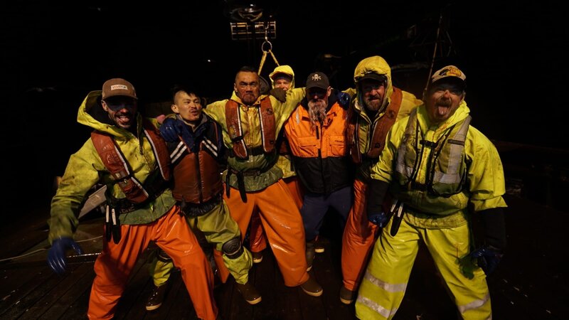 A bloodied-mouth crew of the Wizard poses for the camera. – Bild: Discovery Channel /​ Discovery Communications