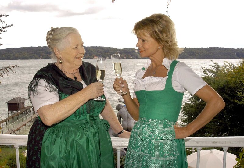 Geschafft: Antonia (Uschi Glas, re.) und Regina (Ruth Drexel) stoßen darauf an, dass sie ihren Erzkonkurrenten wieder einmal in die Schranken verwiesen haben. – Bild: ARD Degeto/​Magdalena Mate