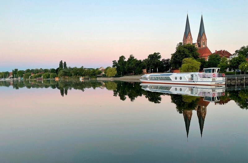 Der Ruppiner See ist der längste See Brandenburgs. Die bekannteste Stadt an seinen Ufern: Neuruppin – Fontanestadt und eine der ersten Garnisonsstädte Brandenburgs. Heute ist der 30.000 Einwohnerort am Ruppiner See und seine Umgebung für viele eine Oase der Lebenskunst: ob in den berühmten Hinterhöfen, beim Seefestival in Wustrau oder auf dem „schönsten Bauernhof Deutschlands“, Gut Hesterberg. – Klosterkirche St. Trinitatis – Wahrzeichen von Neuruppin. – Bild: rbb/​Petra Dorrmann